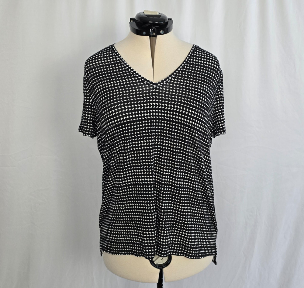 Alfani Short Sleeve T-Shirt Women's M Black White Geo V-Neck Neckline NWT